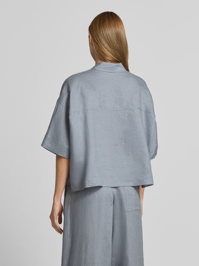 Vrouwenmodel draagt Boxy Fit linnen blouse model 'YARIKA' van Drykorn in lichtgrijs, zuiver linnen, overhemdkraag, 1/2-mouwen, ruglengte 56 cm, mouwlengte 32 cm, boxy fit, dames, rugaanzicht volledige lichaam