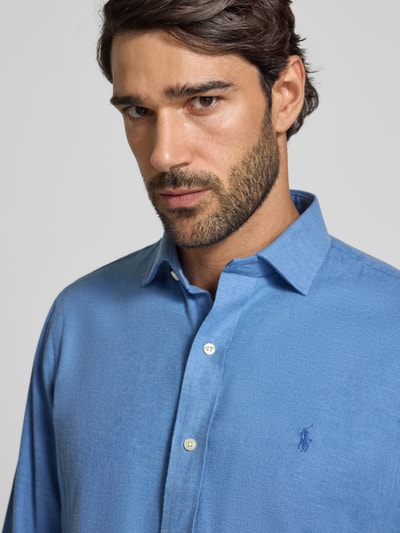 Männermodel trägt Regular Fit Freizeithemd aus Baumwoll-Mix von Polo Ralph Lauren in Blau, Nahaufnahme Oberkörper, Herren Freizeithemd