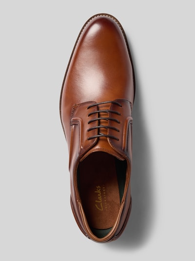 Productfoto, Derby met afgeronde punt Model 'Craftremi' van Clarks, bruine leren veterschoen met structuurzool, hakhoogte maat 44: 3 cm, schachthoogte maat 44: 7 cm, schachtbreedte maat 44: 11 cm, bovenaanzicht