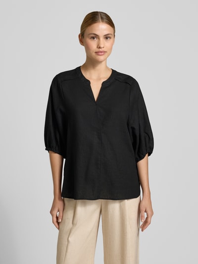 Frauenmodel trägt Bluse aus Leinen-Mix mit verlängertem Rücken Modell 'Lava' von FREE/QUENT, schwarze Farbe, 3/4-Arm, Loose Fit, Ganzkörperansicht von vorne.