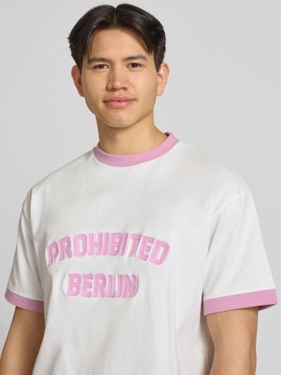Männermodel trägt Herren T-Shirt mit Label-Stitching Modell 'Rush' von PROHIBITED in Weiß und Rosa, Reine Baumwolle, Regular-Fit, Nahaufnahme Oberkörper.