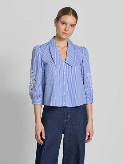 Frauenmodel trägt Cropped Bluse mit Lochstickerei und 3/4-Arm von Christian Berg Woman Selection, Blau mit weißen Streifen, Reine Baumwolle, Hemdblusenkragen, Ganzkörperansicht von vorne.