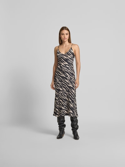 Frauenmodel trägt Midikleid aus reiner Viskose von Lala Berlin mit V-Ausschnitt, Spaghettiträgern, eng anliegender Passform, Midilänge, Ganzkörperansicht von vorne.