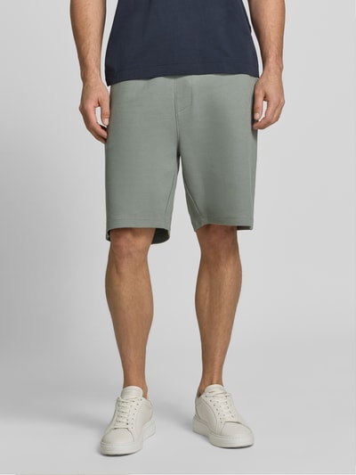 Männermodel trägt Shorts mit Strukturmuster und Tunnelzug von Lerros aus Baumwoll-Mix mit Stretch-Anteil, Regular-Fit, Ganzkörperansicht von vorne.
