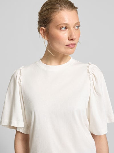 Modelka kobieca ma na sobie Regular Fit T-Shirt aus reiner Baumwolle Modell 'PENELOPE' od Selected Femme, jednolity kolor, rzęsy, okrągły dekolt, półrękaw, bawełna, zbliżenie na górną część ciała z przodu.