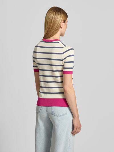 Frauenmodel trägt Strickshirt aus Viskose-Mix mit Rundhalsausschnitt von Jake*s Casual, creme mit blauen Streifen, Allover-Look, Regular-Fit, Rückenlänge bei Größe S 57 cm, Ärmellänge 20 cm, Ganzkörperansicht Rückansicht.