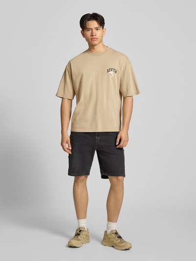 REVIEW T-Shirt mit Logo- und Motiv-Print Taupe 1