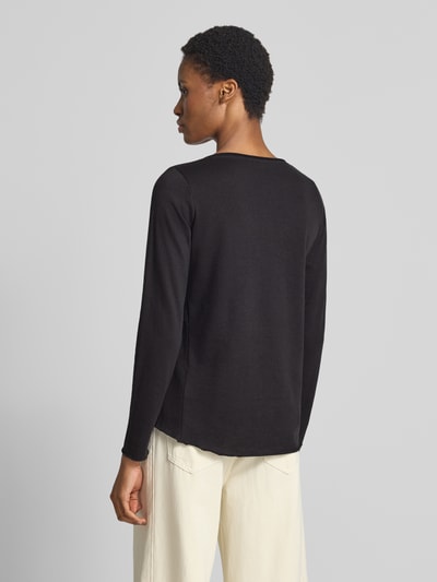 Frauenmodel trägt Regular Fit Longsleeve im Strukturmuster von Smith and Soul, schwarz, Baumwoll-Mix, Ganzkörperansicht Rückansicht.
