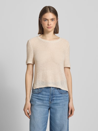 Frauenmodel trägt Regular Fit Strickpullover mit kurzen Ärmeln Modell 'SUNNY' von Only, Optik: Unifarben, Rundhals, Seitenschlitze, Strick, Ganzkörperansicht von vorne.