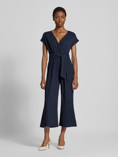 Vrouwenmodel draagt donkerblauwe Regular Fit Jumpsuit in Wickeloptik 'LT JUNI' van Betty Barclay, rechte pijpen, voorkant, volledige lichaamsopname.