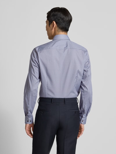 Męskim model prezentuje Slim Fit Businesshemd aus Baumwolle mit Kentkragen von OLYMP Level Five, niebieski wzór, listwa guzikowa, widok z tyłu.