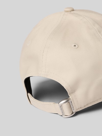 Produktfoto, Base Cap mit Motiv-Stitching Modell '9FORTY' von New Era aus Reine Baumwolle in Beige mit Strapback-Verschluss, Detailaufnahme