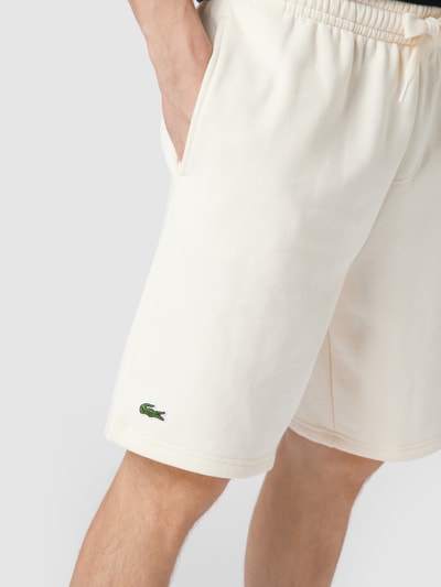 LACOSTE Szorty z dzianiny dresowej o kroju regular fit z logo Złamany biały 3