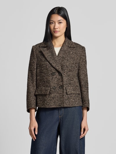 Frauenmodel trägt Regular Fit Blazer aus Woll-Mix mit Alpaka-Anteil von Luisa Cerano in Braun mit doppelter Knopfleiste und Pattentaschen, Ganzkörperansicht von vorne.