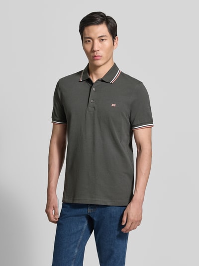 Mannenmodel draagt Regular Fit poloshirt met contraststrepen van Christian Berg Men van puur katoen in donkergroen, knoopsluiting, ruglengte 71 cm bij maat M, voorkant bovenlichaam close-up.