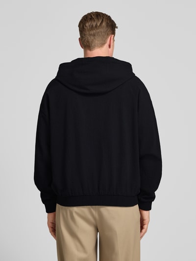 Männermodel trägt Relaxed Fit Sweatjacke aus reiner Baumwolle Modell 'Hootailored262X' von HUGO in Unifarben, Sweat Material, Ganzkörperansicht Rückansicht.