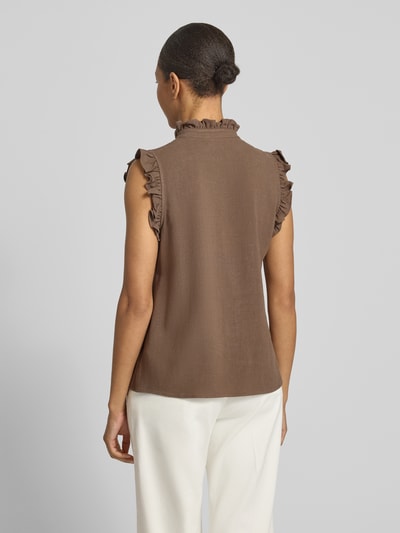 Frauenmodel trägt Regular Fit Blusentop aus Viskose-Leinen-Mix Modell 'VIVA' von Selected Femme, efekt: jednolity kolor, mieszanka wiskozy i lnu, krój regular fit, stójka z falbanami, bez rękawów, dekolt w serek, falbany przy rękawach, zapięcie: ukryta listwa guzikowa, Ganzkörperansicht Rückansicht