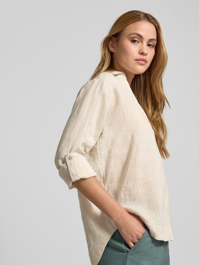 Frauenmodel trägt Regular Fit Leinenbluse mit V-Ausschnitt von Christian Berg Woman in Beige, aus reinem Leinen mit Hemdblusenkragen, Nahaufnahme Oberkörper. Rückenlänge 72 cm, Ärmellänge 58 cm bei Größe 36.