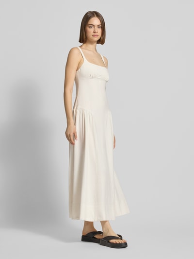 Frauenmodel trägt Maxikleid mit Rundhalsausschnitt Modell 'VIOLA' von Topshop aus Viskose-Mix mit Leinen-Anteil, taillierter Schnitt, breite Träger, cremefarbene glatte Oberfläche, Ganzkörperansicht von vorne. Brustweite bei Größe 36: 35 cm, Rückenlänge: 120 cm.