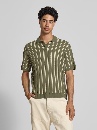 Männermodel trägt Regular Fit Strick-Poloshirt Modell 'POUL' von Redefined Rebel mit Streifenmuster im Baumwoll-Mix, Nahaufnahme Oberkörper.