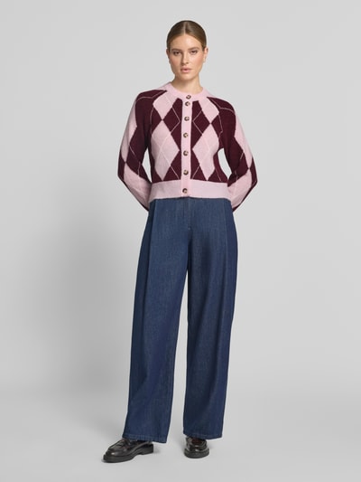 Modelka prezentuje Cardigan aus Woll-Mix mit Rundhalsausschnitt Modell 'JOHI' od YAS, wzór w romby, prosty krój, widok całej sylwetki z przodu.