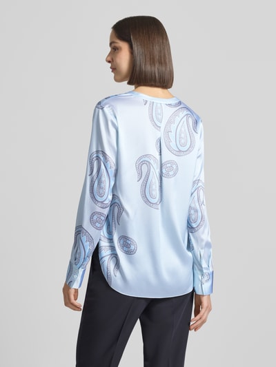 Frauenmodel trägt Regular Fit Bluse aus Seiden-Mix von HERZENS, Allover-Paisley-Print, Tunika-Ausschnitt, langärmelig, Rückenlänge 68 cm, Ärmellänge 62 cm, Ganzkörperansicht Rückansicht.