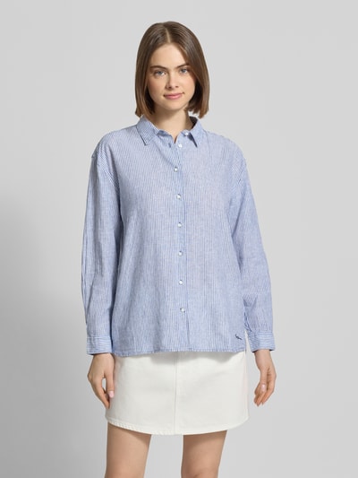 Frauenmodel trägt Relaxed Fit Hemdbluse aus Leinen-Baumwoll-Mix Modell 'BERNANY' von Pepe Jeans, Optik:Allover-Muster, gestreift, Ganzkörperansicht von vorne