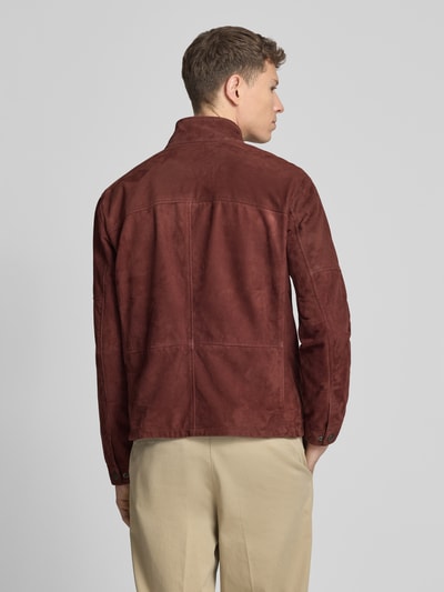 Männermodel trägt Regular Fit Lederjacke aus echtem Ziegenvelours Modell 'JIMMY-S' von Strellson, Optik: Unifarben, Materialverarbeitung: Velours, Kragenform: Stehkragen, Passform: Regular-Fit, Verschluss: Reißverschluss, Ärmelform: Langarm, Ärmelabschluss: Manschette, Napoleontasche, seitliche Eingrifftaschen, Material: Ziegenleder, Ganzkörperansicht Rückansicht.