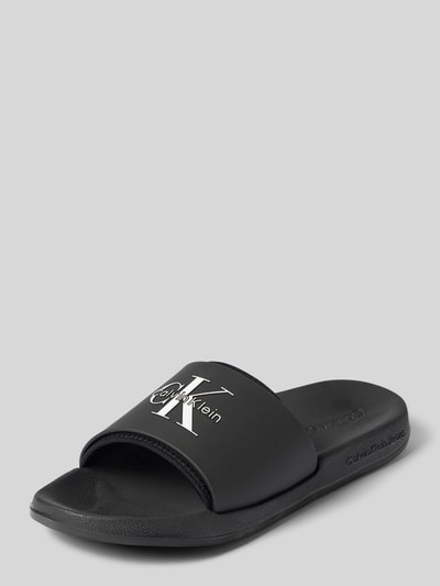Produktfoto, Badeschuhe mit Label-Prägung von CK Calvin Klein, schwarzes Design, glatte Oberfläche, Herren Badeschuhe