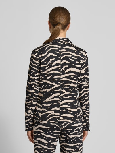 Vrouwenmodel draagt Slim Fit Blazer met Reverskraag van Marc Cain, materiaalmix met stretch, steekzakken, ruglengte 57 cm, rugaanzicht.