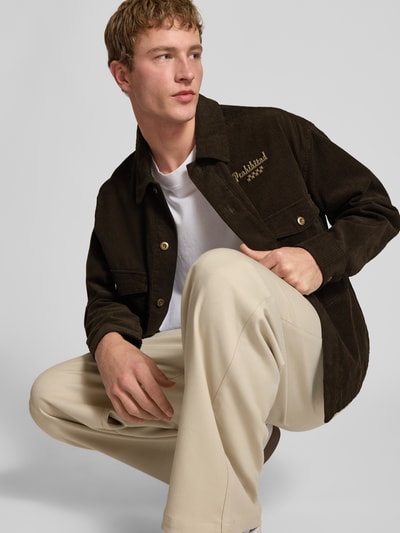 Männermodel trägt Regular Fit Hemdjacke aus reiner Baumwolle Modell 'Pitstop' von PROHIBITED in Dunkelbraun, Cord, Ganzkörperansicht von vorne.