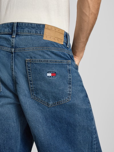 Męski model nosi Straight Fit Jeans aus Baumwoll-Mix od Tommy Jeans, denim, label patch, 5 kieszeni, bawełniany miks, detailaufnahme tylu.