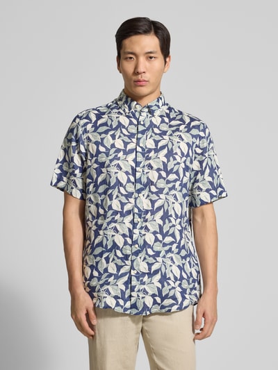 Męski model nosi Regular Fit Freizeithemd aus Leinen mit Button-Down-Kragen od Christian Berg Men, granatowe liście, krój regular fit, przód, zdjęcie całopostaciowe