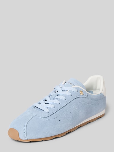 Produktfoto, Low Top Sneaker aus reinem Rindsleder von Tommy Hilfiger, jasnoniebieski zamsz, zaokrąglony nosek, płaska podeszwa, detal logo, sznurowane, tekstura skóry, biała podszewka, podeszwa gumowa