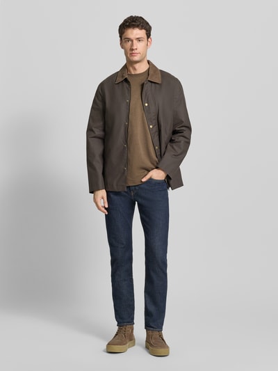 Männermodel trägt Oversized Shirt aus Baumwoll-Mix Modell 'LOOSEOSCAR' von SELECTED HOMME, unifarben, Melange, Feinripp, Ganzkörperansicht von vorne.
