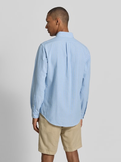 Männermodel trägt Regular Fit Freizeithemd aus reiner Baumwolle von Polo Ralph Lauren, hellblau weiß gestreift, Ganzkörperansicht Rückansicht.