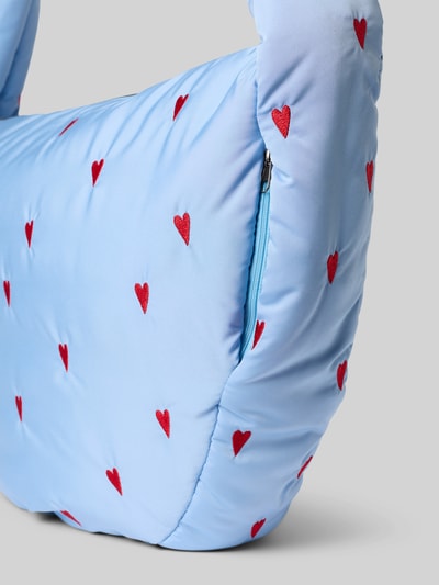 Produktfoto, Crossbody Bag mit Logo-Patch Modell 'Puffy' von STUDIO NOOS, jasnoniebieski z wyhaftowanym motywem na całej powierzchni, główna przegroda z zamkiem błyskawicznym, pasek, naszywka z logo, szerokość w rozmiarze 1: 47 cm, długość w rozmiarze 1: 34 cm, głębokość w rozmiarze 1: 10 cm, długość paska w rozmiarze 1: 72 cm