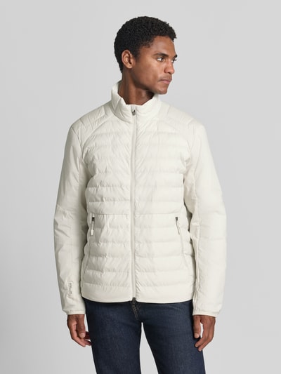 Männermodel trägt Regular Fit Sweatjacke mit Steppdetails van Polo Ralph Lauren in crème met gewatteerde structuur, Ganzkörperansicht von vorne.