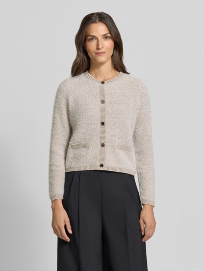 Frauenmodel trägt Regular Fit Strickjacke aus mit Crew Neck von s.Oliver BLACK LABEL in Beige mit grober Textur und braunen Knöpfen, Ganzkörperansicht von vorne. Damen Strickjacke von s.Oliver BLACK LABEL.