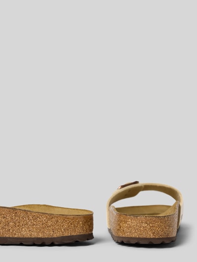 Produktfoto, Slipper mit offener Ferse Modell 'Madrid' von Birkenstock, Damen Slipper, abgerundete Passform, Logo-Detail, Absatzhöhe 3 cm, neutrale Töne, strukturierte Oberfläche, Rückansicht.