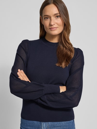 Frauenmodel trägt Regular Fit Bluse aus Mieszanka wiskozy ze stójką, perforowaniem, z długim rękawem marki zero, Nahaufnahme górnej części ciała.