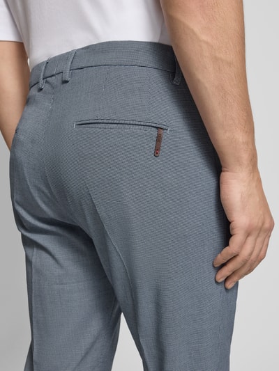 Männermodel trägt Hose mit Bügelfalten Modell 'CIBEPPE' von CINQUE, Slim Fit, Material-Mix mit Viskose-Anteil, Detailaufnahme Rückansicht.