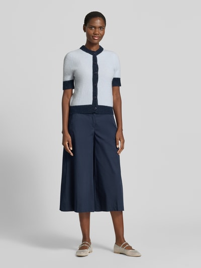 Frauenmodel trägt Regular Fit Culotte aus Baumwoll-Mix Modell 'MELLI' von Brax in Optik: Unifarben, Materialverarbeitung: Popeline, mit Knopf und verdecktem Reißverschluss, elastischem Bundabschluss mit Tunnelzug, seitlichen Eingrifftaschen und Gesäßtaschen, Farbe Dunkelblau, glatte Textur, Ganzkörperansicht von vorne.