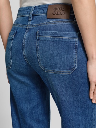 Kobiece modelka nosi Jeans in verkürzter Passform Modell 'TESS' od Cambio, prosty krój, bawełniano-elastanowa tkanina, detale jak kieszenie z przodu i z tyłu, średni niebieski kolor, szerokość w rozmiarze 36: 40 cm, długość nogawki wewnętrznej: 71 cm, detal tylnej części, zdjęcie detailaufnahme