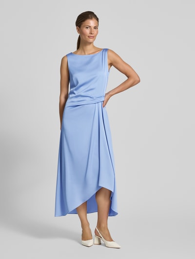 Frauenmodel trägt Cocktailkleid mit asymmetrischem Saum von Vera Mont in Hellblau, Taillierter Schnitt, U-Boot-Ausschnitt, Raffung an Taille, Midikleid, Rückenreißverschluss, Rückenlänge bei Größe 36: 128 cm, Brustweite bei Größe 36: 45 cm, glatte Textur, Ganzkörperansicht von vorne.
