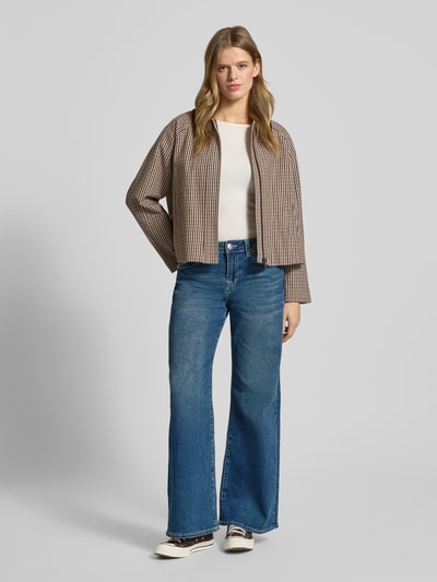 Frauenmodel trägt Jeans mit weitem Bein Modell 'BOBBY BAGGY' von TRUE RELIGION aus Baumwoll-Elasthan-Mix im Used-Look, Eingrifftaschen, Ganzkörperansicht von vorne.