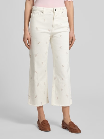 Frauenmodel trägt Straight Leg Jeans mit Embroidery und Fransenkante von Christian Berg Woman, cremefarben, 5-Pocket-Design, Ganzkörperansicht von vorne. Baumwoll-Mix mit Stretch, verkürzte Passform, sichtbare Fransenkante, dezente Stickerei, glatte Textur.