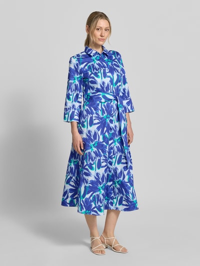 Vrouwenmodel draagt overhemdjurk met strikceintuur van Christian Berg Woman, puur katoen, a-lijn, midi-jurk, all-over look, ganzkörperansicht van voren.
