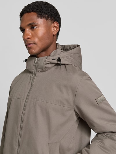 Männermodel trägt Regular Fit Blouson mit Baumwoll-Abteil von Marc O'Polo in Taupe, glatte Struktur, Reißverschluss, Nahaufnahme Oberkörper, Herren Bomberjacke / Blouson.