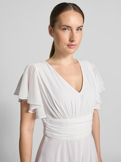 Frauenmodel trägt Jumpsuit aus Chiffon von SWING in Weiß, V-Ausschnitt, Fledermausärmel, taillierte Passform, Nahaufnahme Oberkörper.